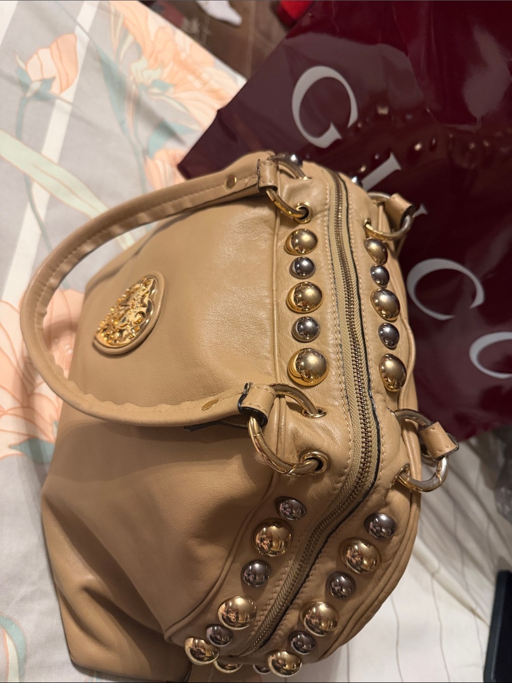 Gucci Tan Leather Shoulder Bag with Gold Heart Emblem - Picture 12 of 12